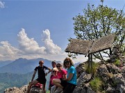 51 Rosa, Franco, Romana e altri due amici alla scritta ricordo guida alpina Antonio Baroni